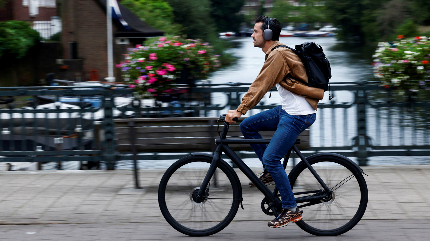 dutch-e-bike-maker-vanmoof-goes-bankrupt,-leaving-riders-stranded