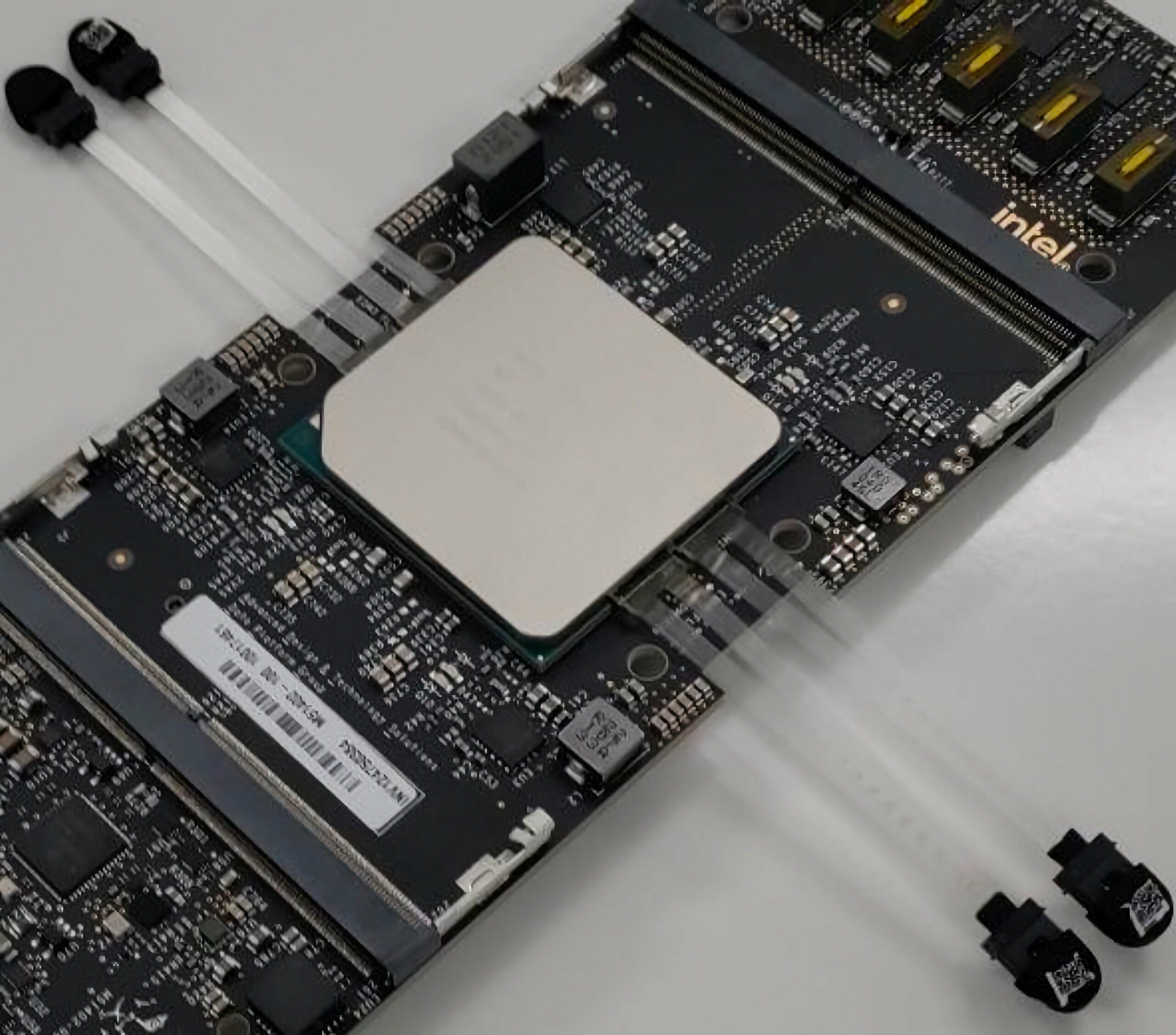 intel-shows-off-8-core,-528-thread-processor-with-1tb/s-of-co-packaged-optics