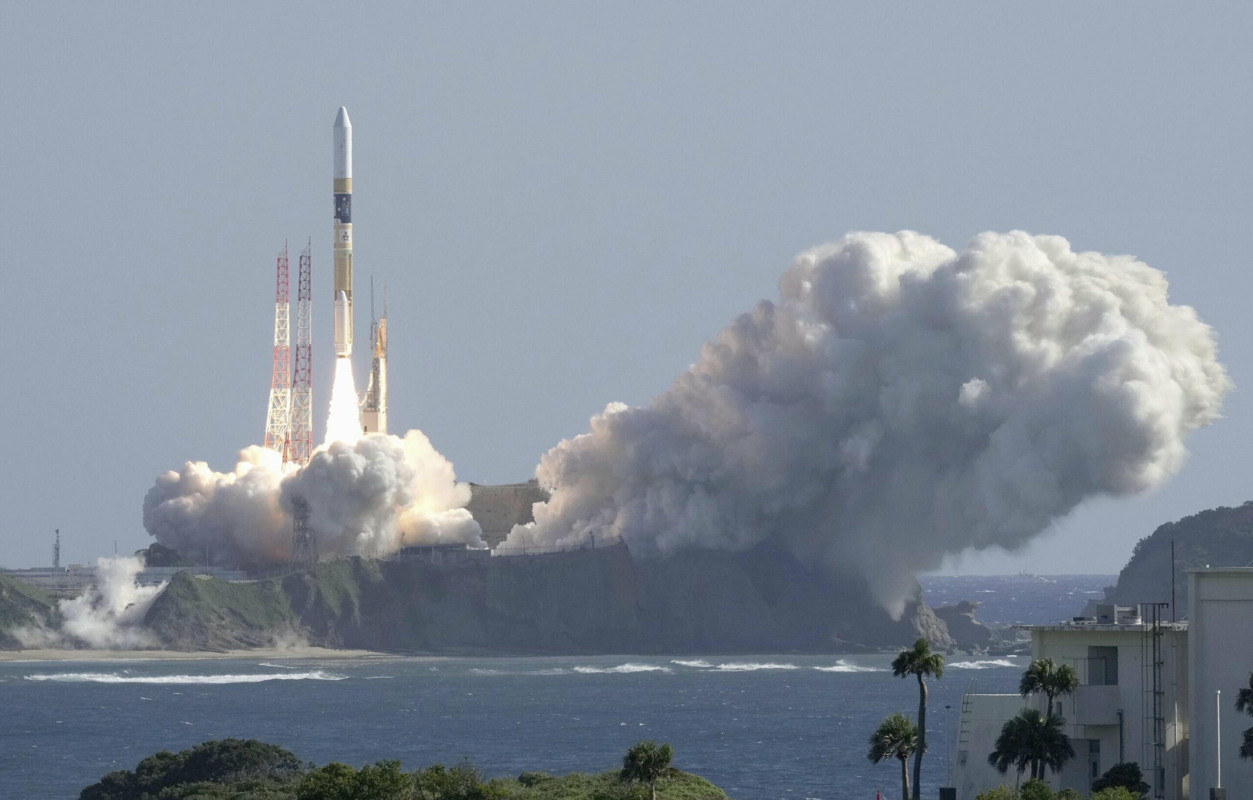 japan-launches-rocket-carrying-lunar-lander-and-x-ray-telescope