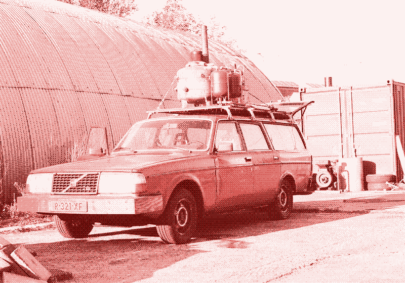dutch-designer-drives-his-car-on-the-plastic-waste-he-collects