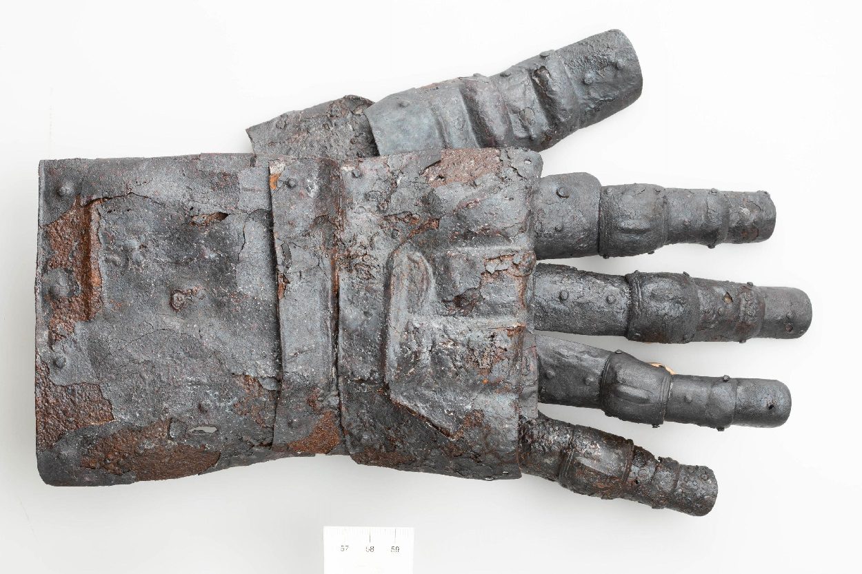 archaeologists-find-oldest-(14th-century)-completely-preserved-medieval-gauntlet