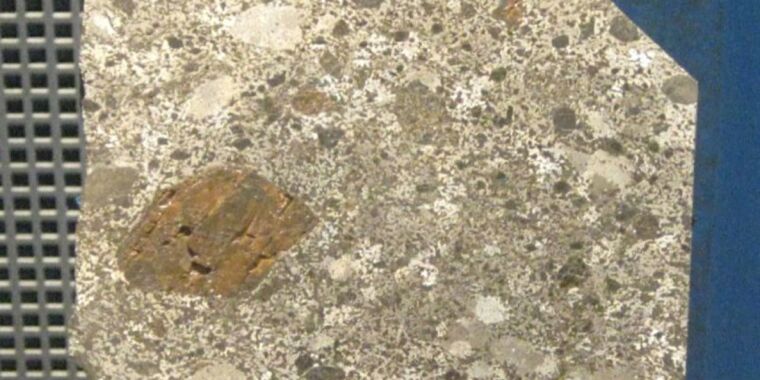 a-giant-meteorite-has-been-lost-in-the-desert-since-1916