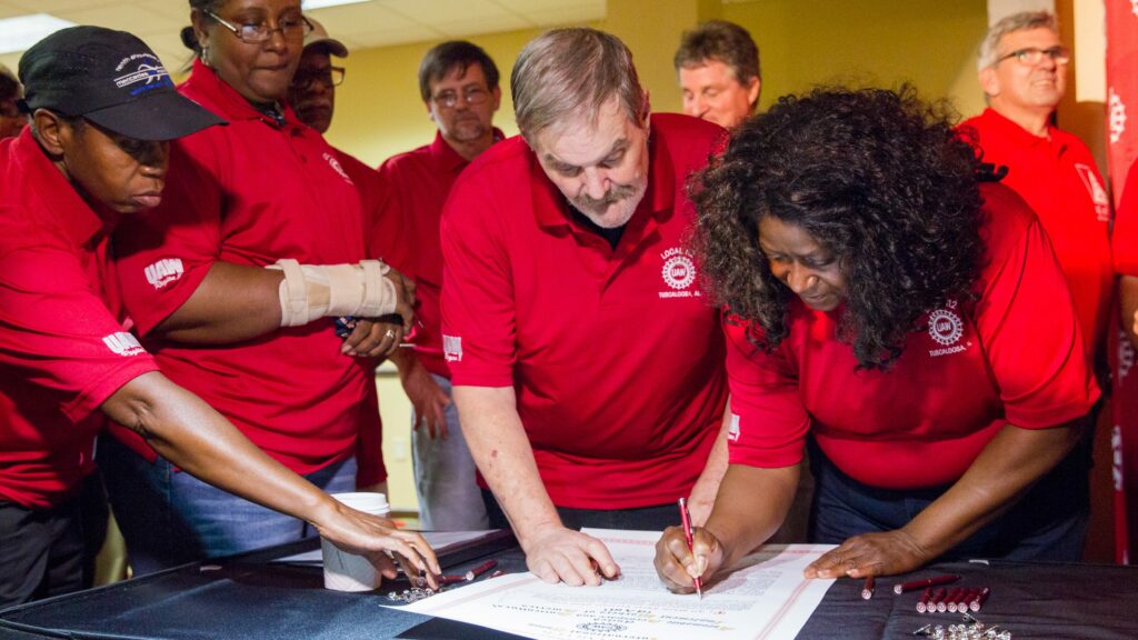 majority-of-workers-at-mercedes-plant-in-alabama-sign-uaw-authorization-cards