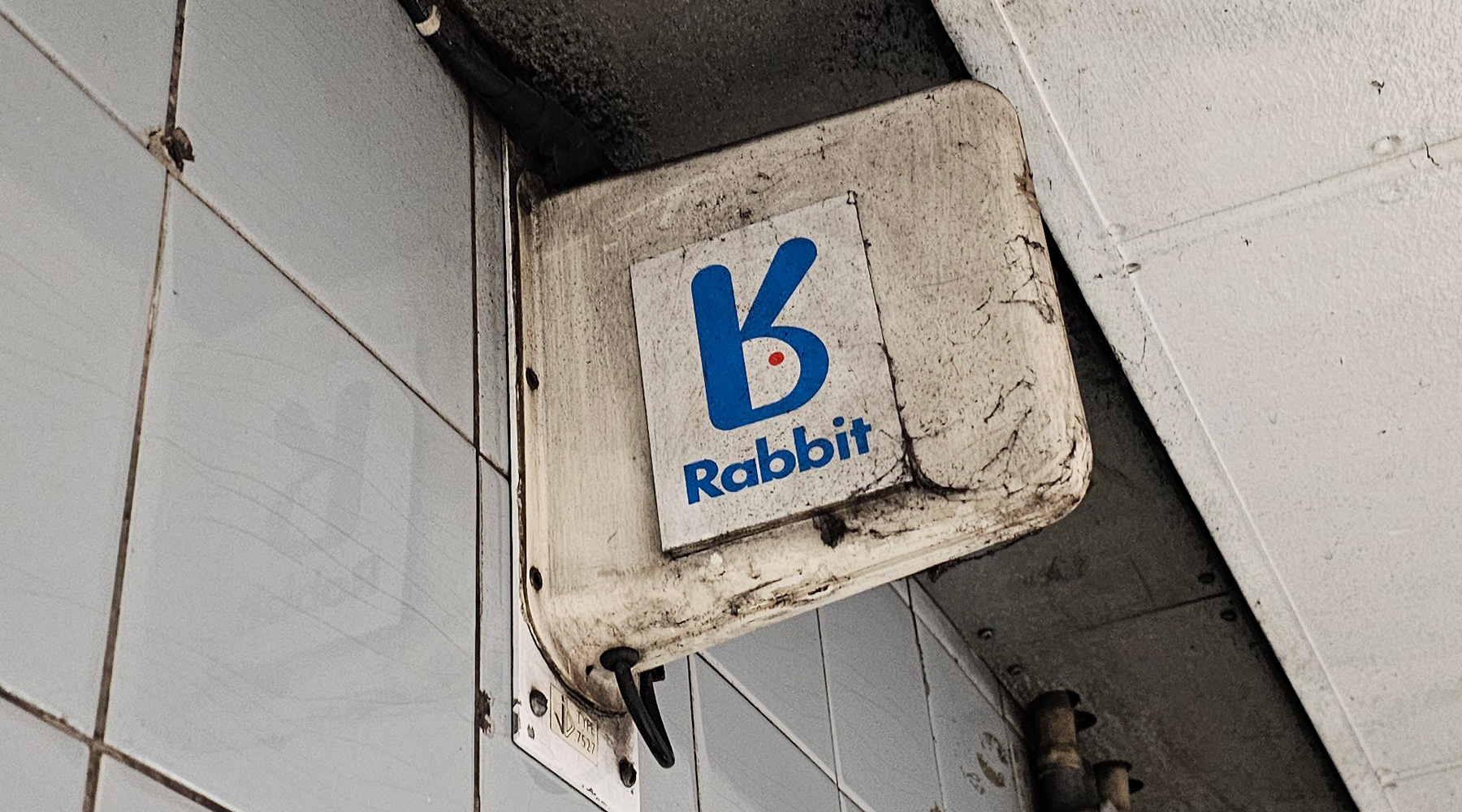 there’s-a-30-year-old-dead-rabbit-in-seven-sisters-tube-station