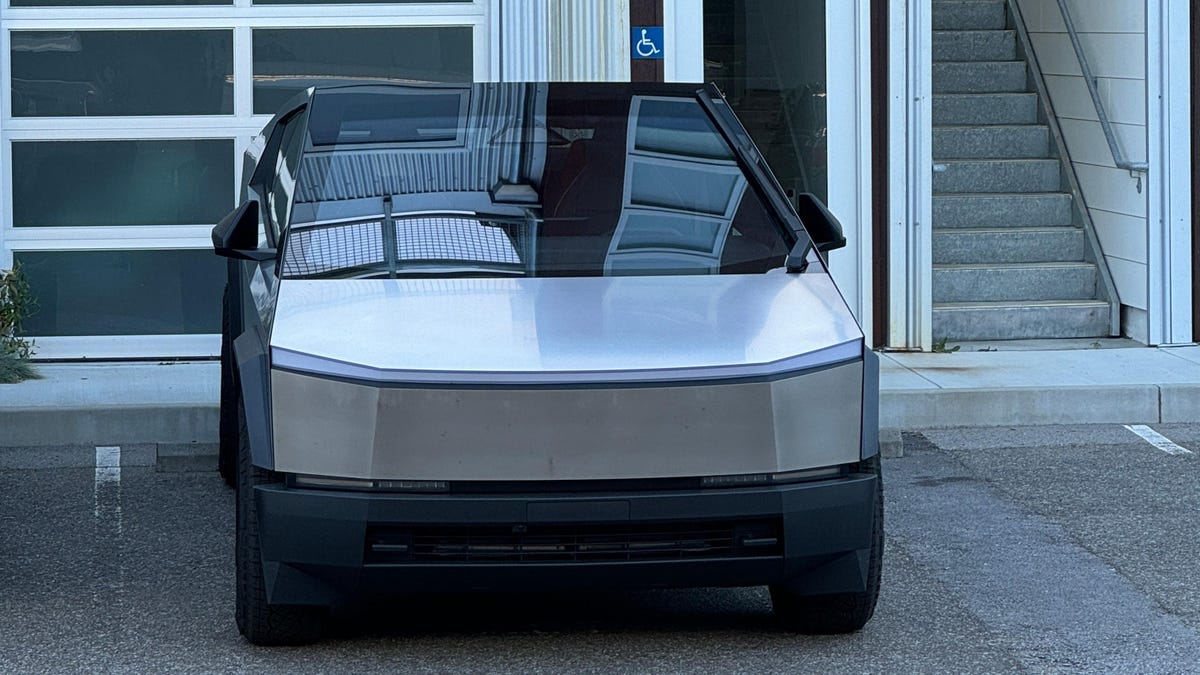 tesla-cybertruck-no-match-for-car-wash