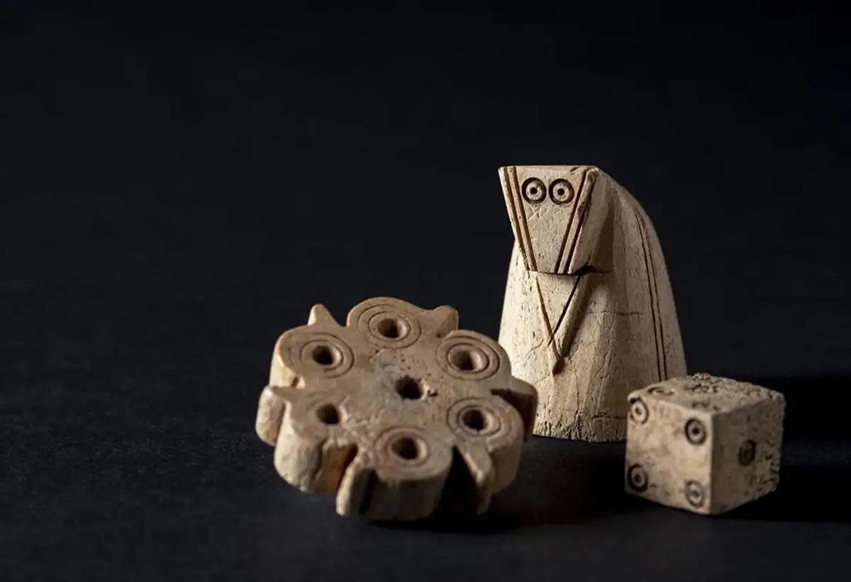 medieval-game-pieces-emerge-from-the-ruins-of-a-german-castle