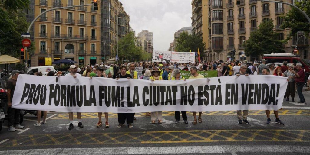 the-other-side-of-formula-1:-barcelona-residents-protest-for-race-car-exhibition