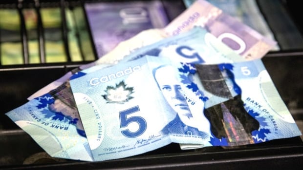 canada-‘sleepwalking’-into-cashless-society,-consumer-advocates-warn