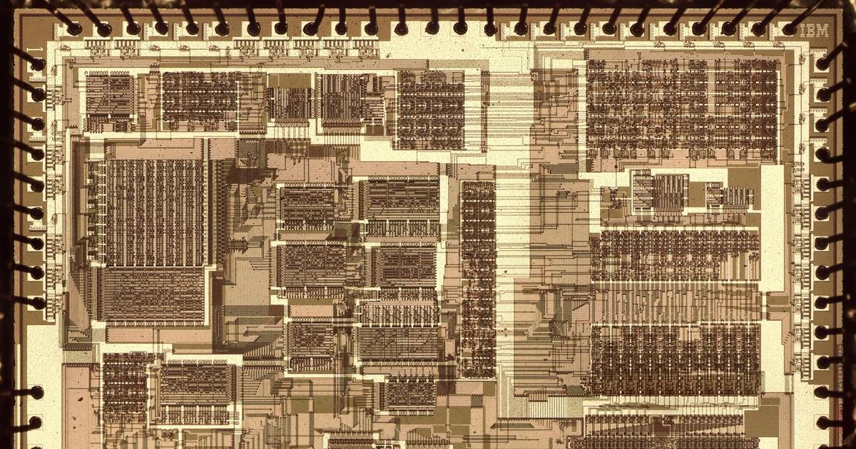 inside-an-ibm/motorola-mainframe-controller-chip-from-1981
