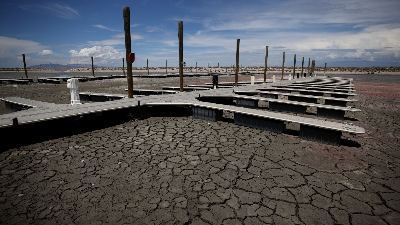 as-the-great-salt-lake-dries-up,-it-is-emitting-millions-of-tons-of-of-co2