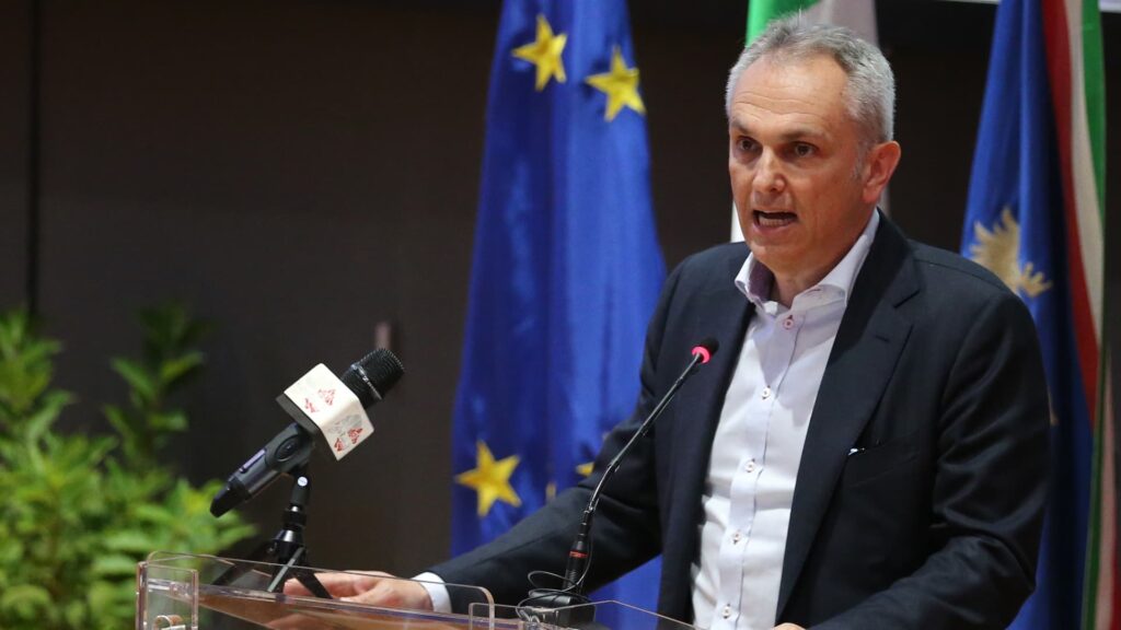 apple-to-replace-cfo-luca-maestri-on-jan.-1