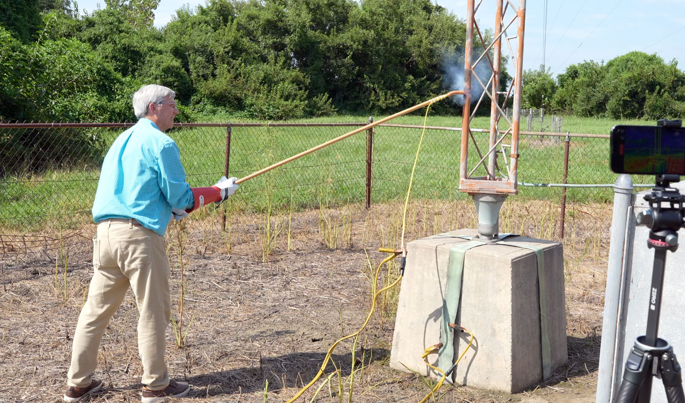 what-happens-when-you-touch-a-pickle-to-an-am-radio-tower