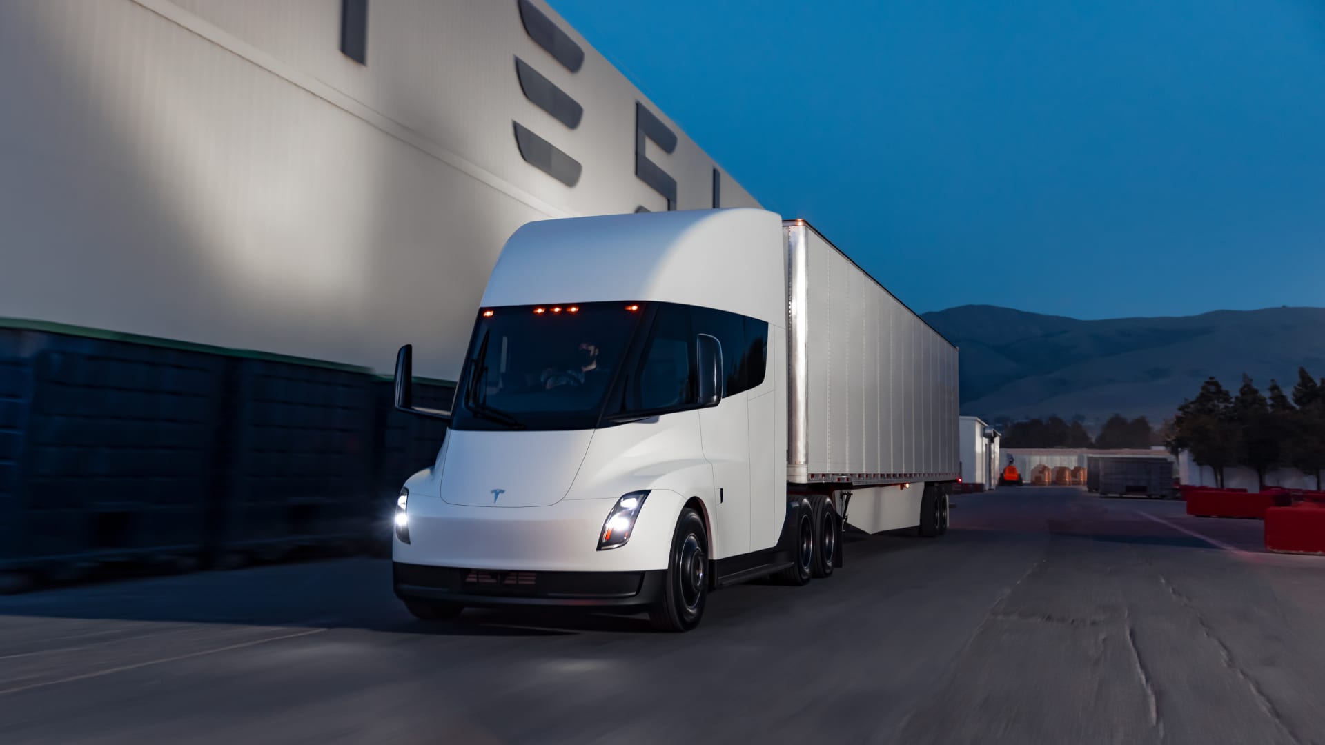tesla-semi-fire-in-california-took-50k-gallons-of-water-to-extinguish