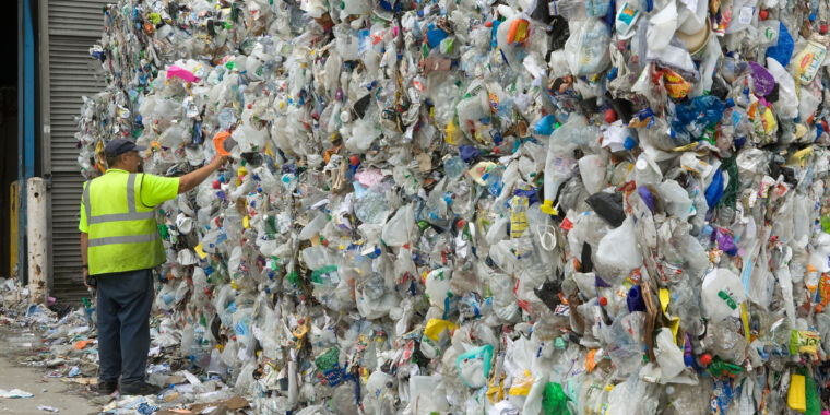 vaporizing-plastics-recycles-them-into-nothing-but-gas