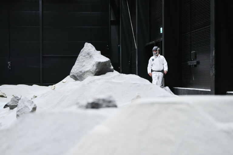 walking-on-the-moon-in-cologne:-europe’s-lunar-life-simulator