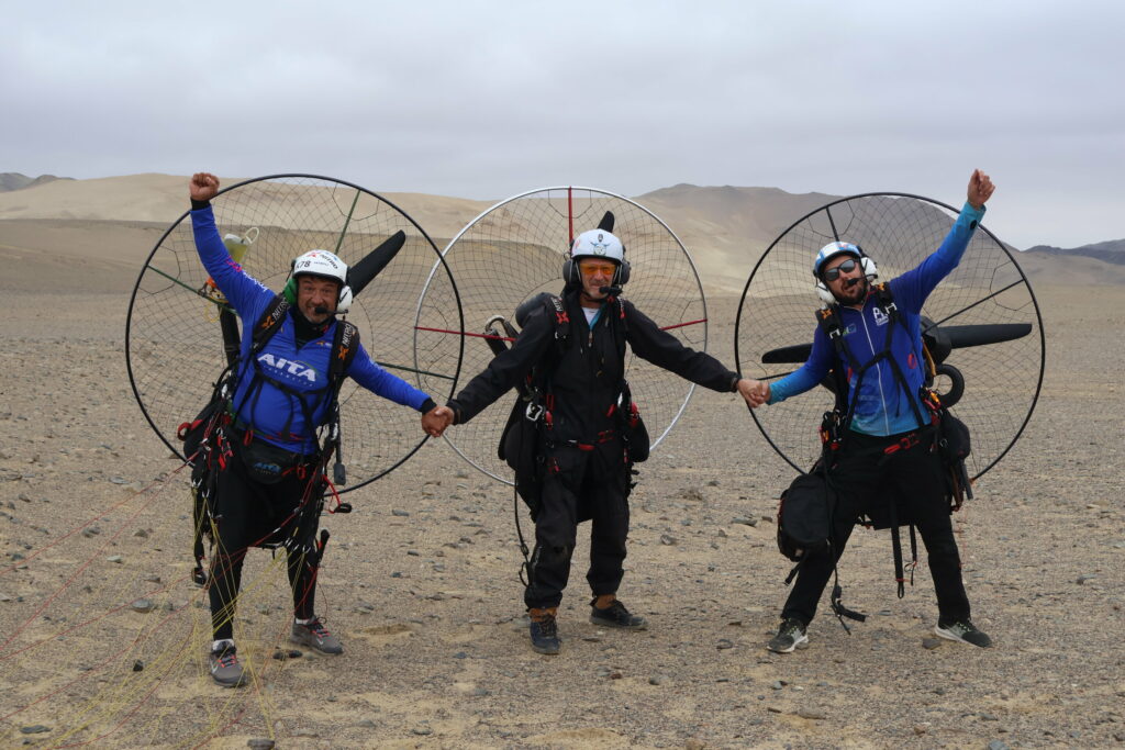 paramotorists-soar-across-remote-peru-desert-to-collect-threatened-plants