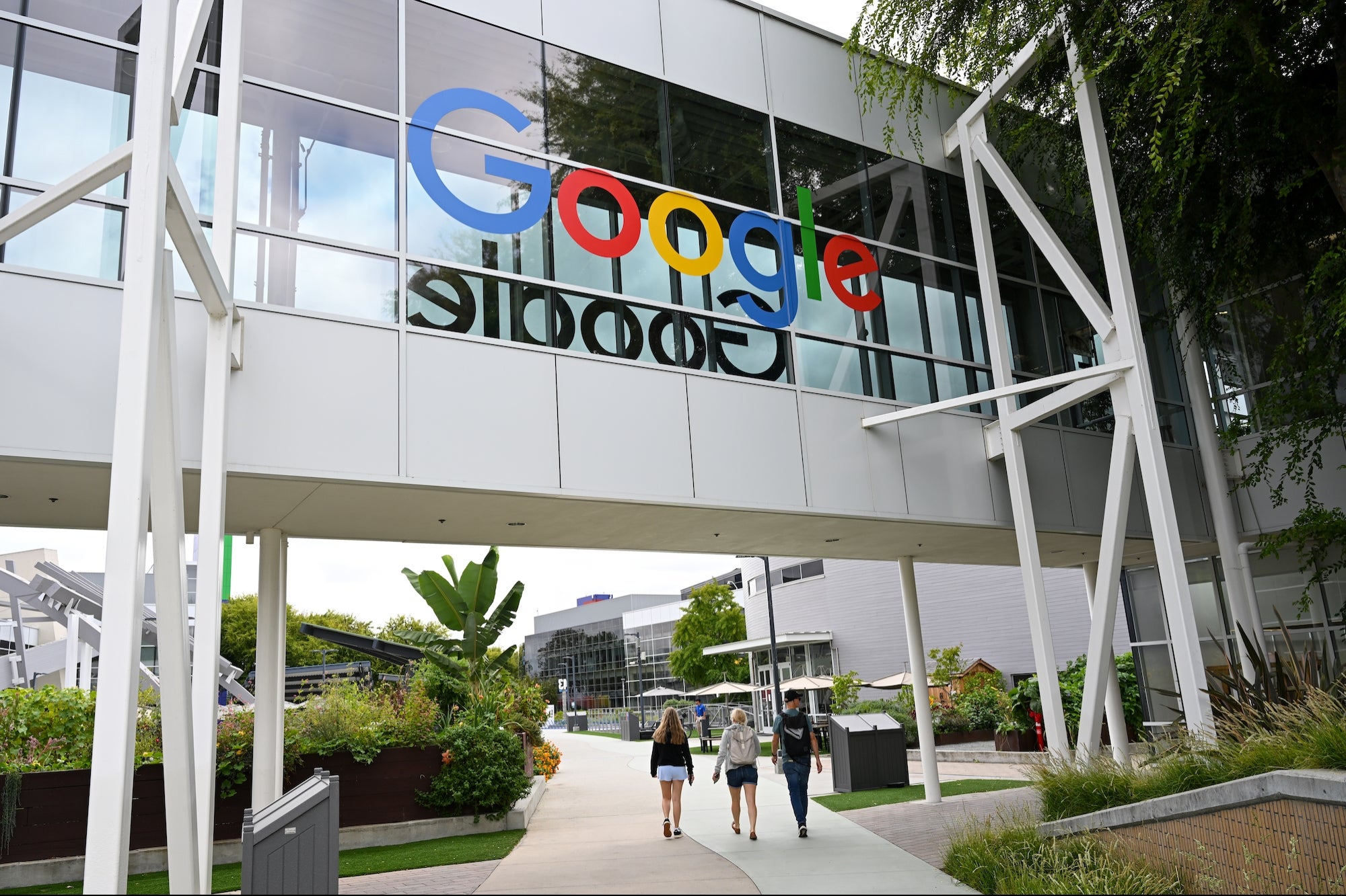 google-says-it-won’t-follow-amazon’s-lead-with-a-return-to-office-mandate