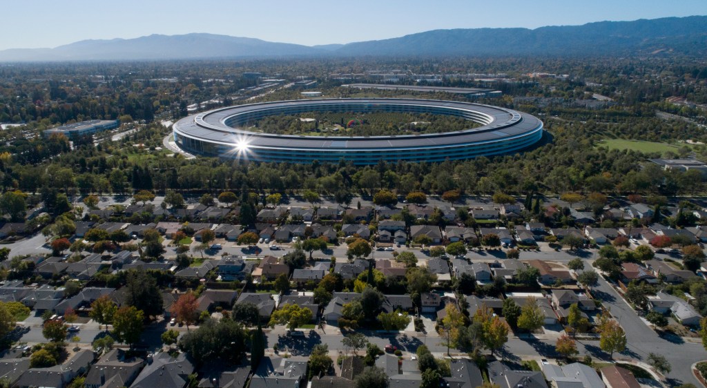 apple-threatened-workers-over-their-talk-about-pay-and-remote-work,-feds-charge