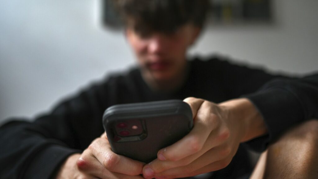 australian-parliament-bans-social-media-for-under-16s-with-world-first-law