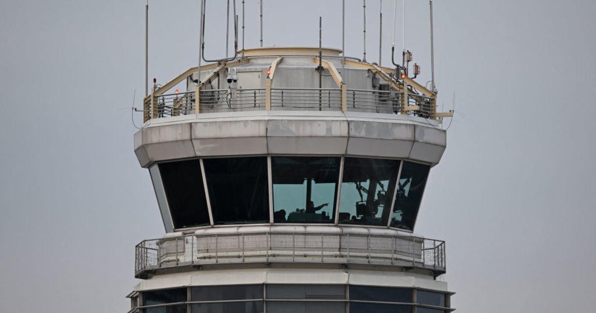 over-90%-of-us.-airport-towers-are-understaffed,-data-shows