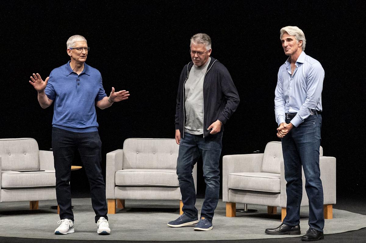 apple-shuffles-ai-executive-ranks-in-bid-to-turn-around-siri