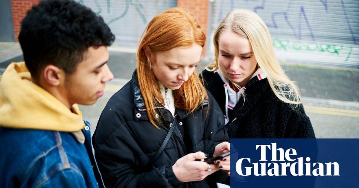 uk-poll:-work-and-money-worry-young-people-more-than-culture-wars-or-climate