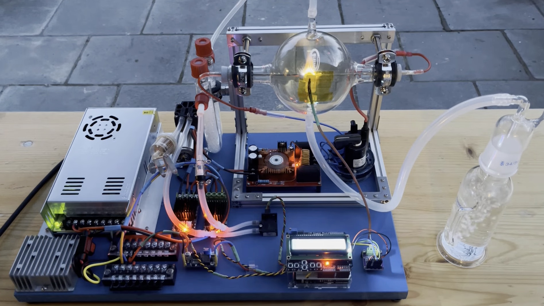 diy-experimental-reactor-harnesses-the-birkeland-eyde-process