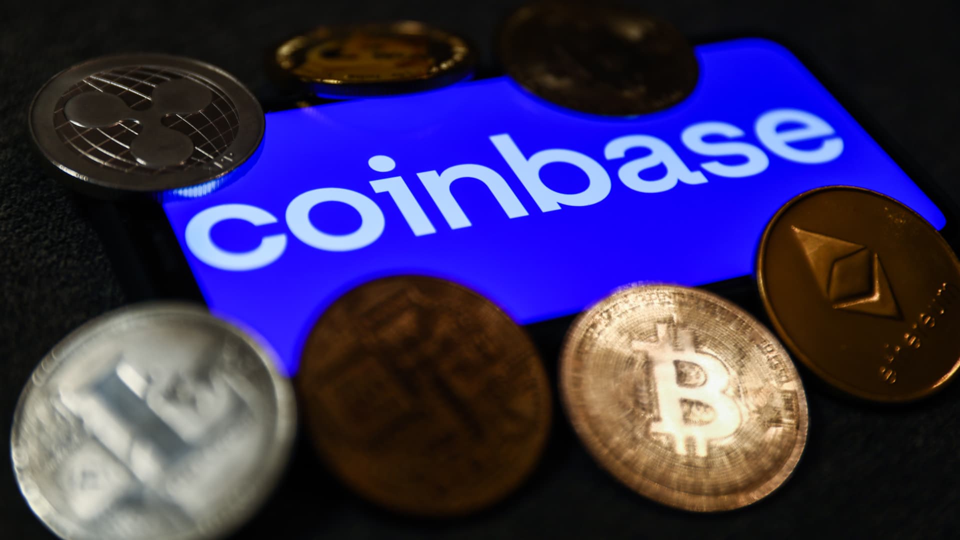 coinbase-says-hackers-bribed-staff-to-steal-customer-data,-demanding-$20m-ransom