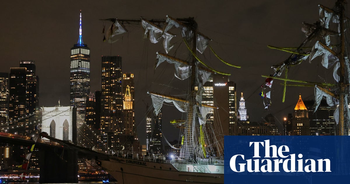 mexican-navy-ship-crashes-into-brooklyn-bridge-leaving-two-people-dead