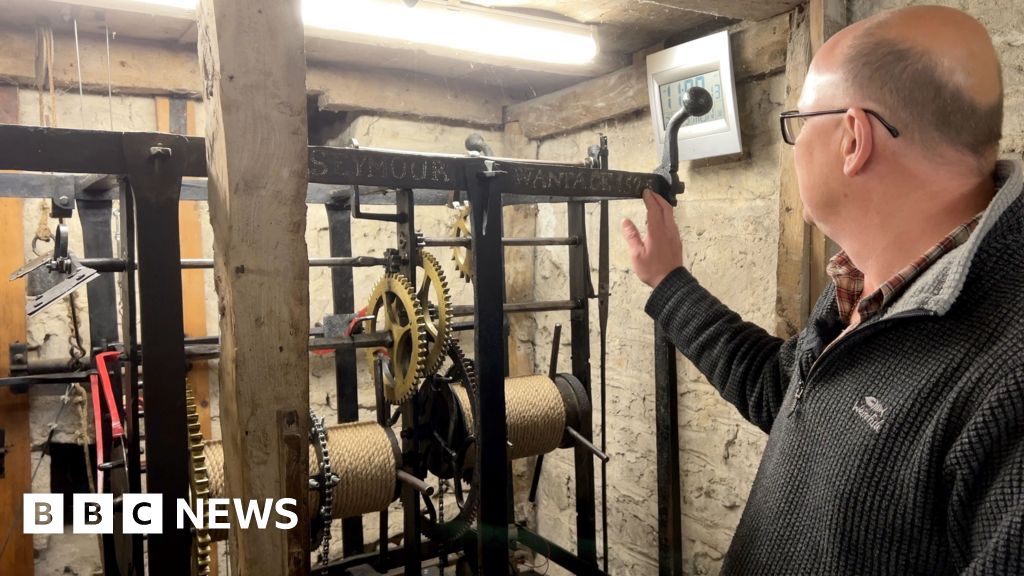 oxfordshire-clock-still-keeping-village-on-time-after-500-years