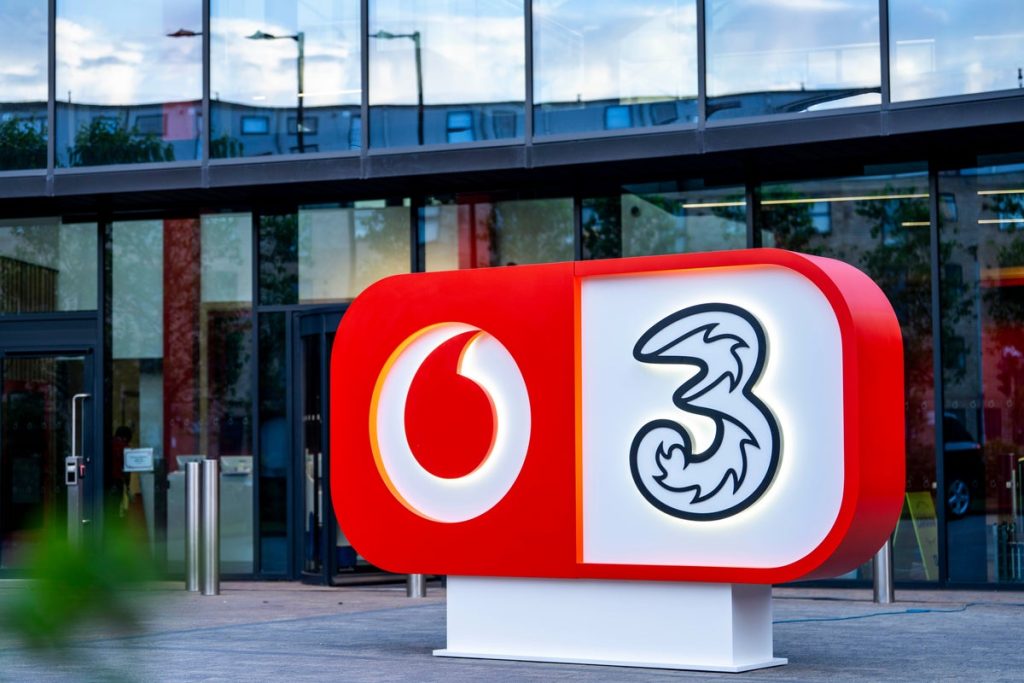 uk:-phone-networks-down:-ee,-bt,-three,-vodafone,-o2-not-working-in-mass-outage