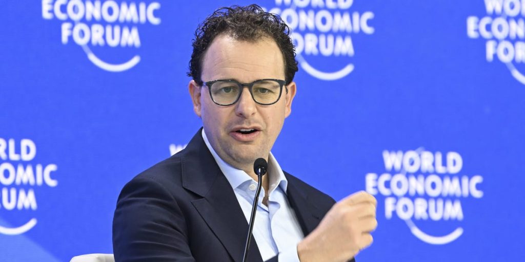 anthropic’s-ceo-says-in-3-6-months,-ai-will-write-90%-of-the-code-(march-2025)