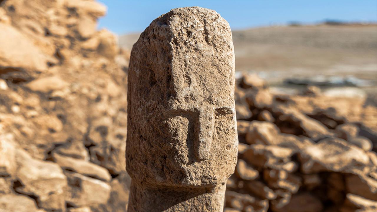 a-12,000-year-old-obelisk-with-a-human-face-was-found-in-karahan-tepe