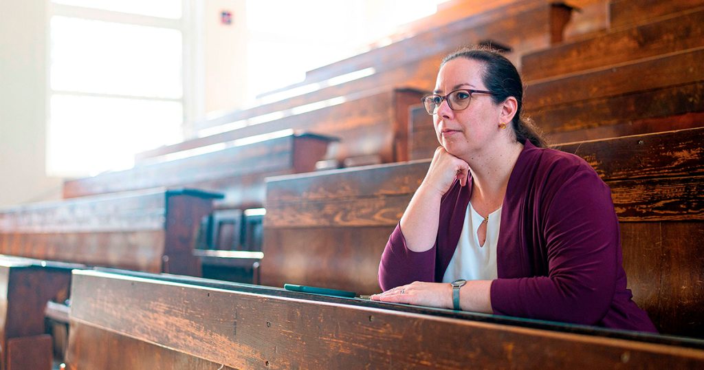 where-some-see-strings,-she-sees-a-space-time-made-of-fractals