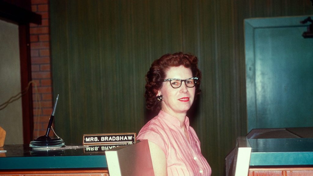 atms-didn’t-kill-bank-teller-jobs,-but-the-iphone-did