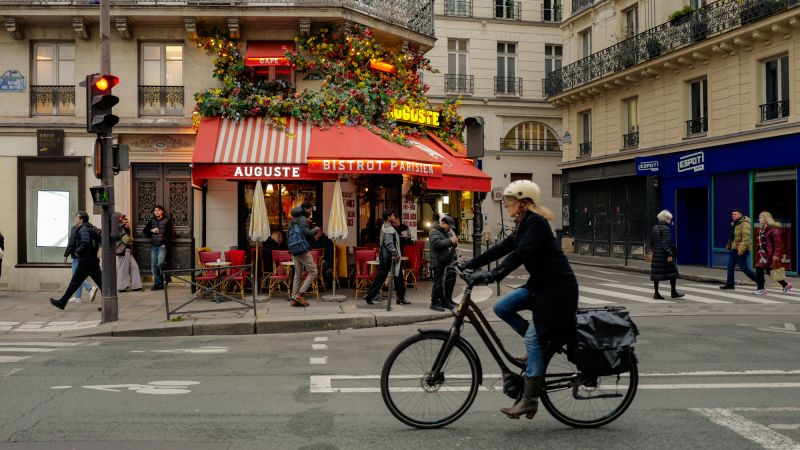 mayor-of-paris-removed-parking-spaces,-”drastically”-reduced-the-number-of-cars