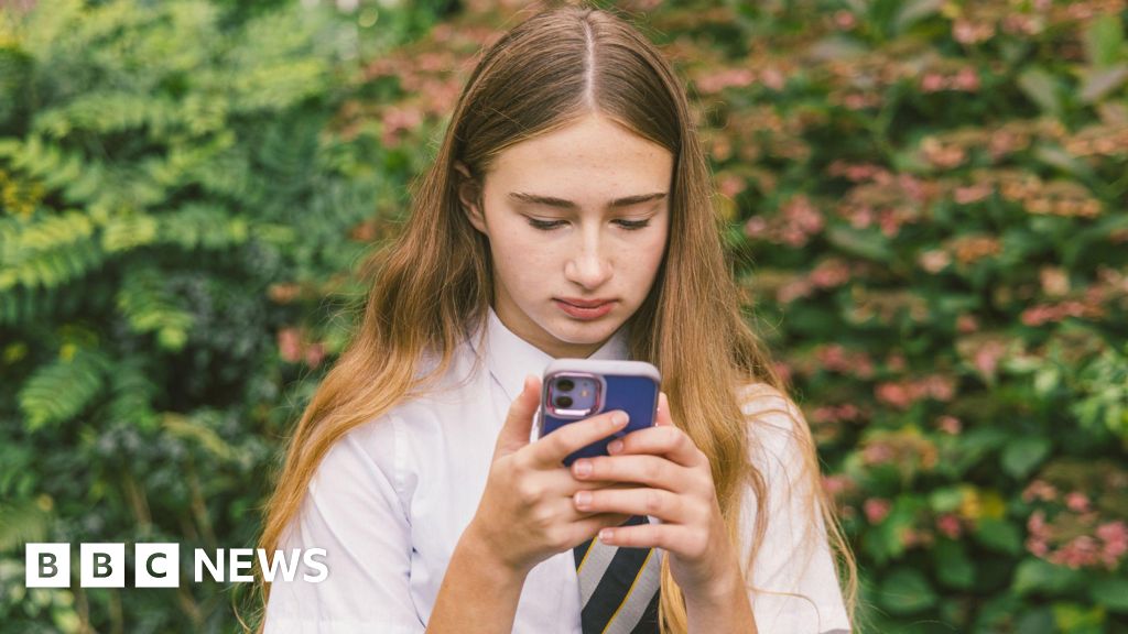 social-media-bans-and-digital-curfews-to-be-trialled-on-uk-teenagers