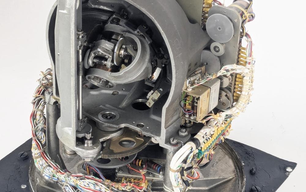 the-electromechanical-angle-computer-inside-the-b-52-bomber’s-star-tracker