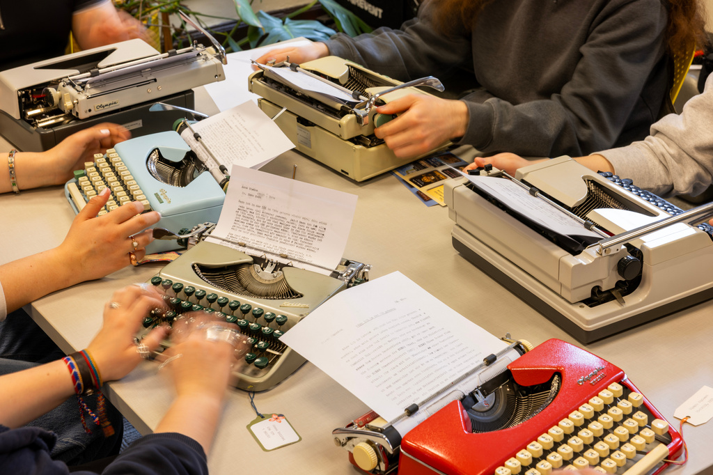 college-instructor-turns-to-typewriters-to-curb-ai-written-work