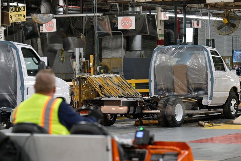 ford-ai-hiccups-push-carmaker-to-rehire-‘gray-beard’-inspectors