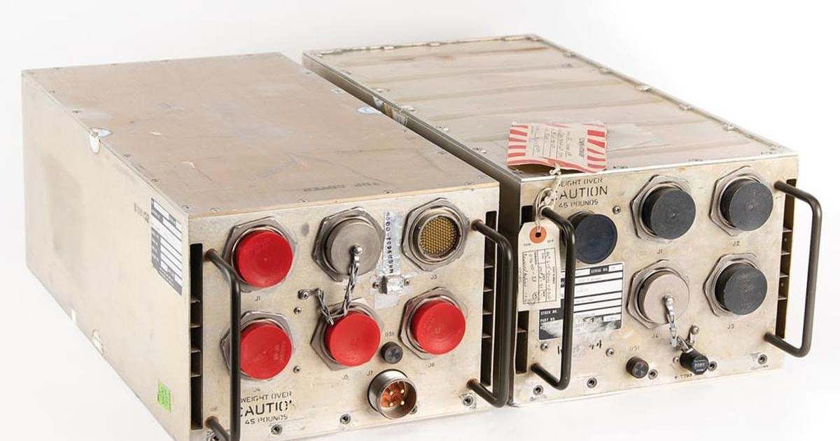 examining-circuit-boards-from-the-space-shuttle’s-i/o-processor
