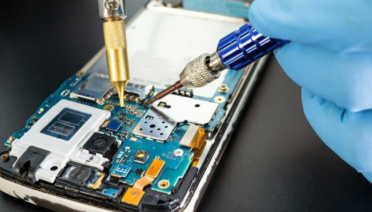 smartphone-makers-don’t-bother-to-comply-with-eu-repairability-requirements