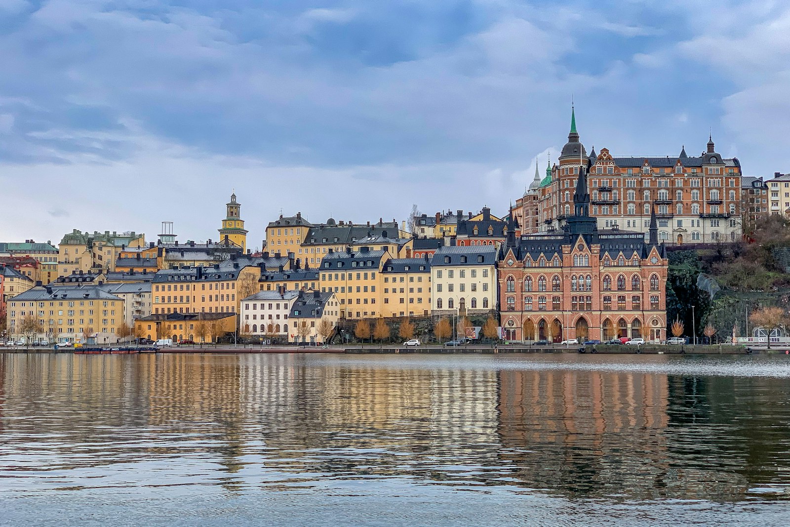 Bostadshus vid vattnet på Söder Mälarstrand i Stockholm