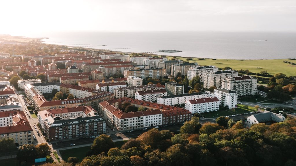 Flerbostadshus i en svensk kuststad sedda från ovan