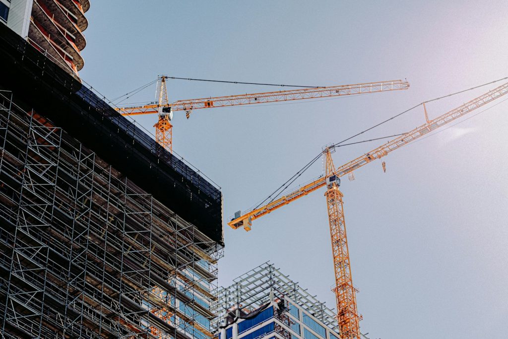 Byggkranar vid ett bostadshus under uppförande
