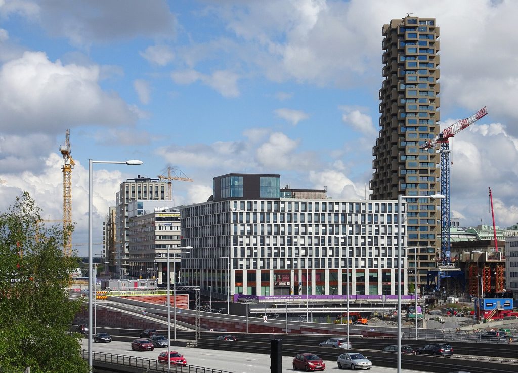 Nybyggen och byggkranar i Hagastaden i Stockholm, med bostadshöghuset i Norra tornen till höger
