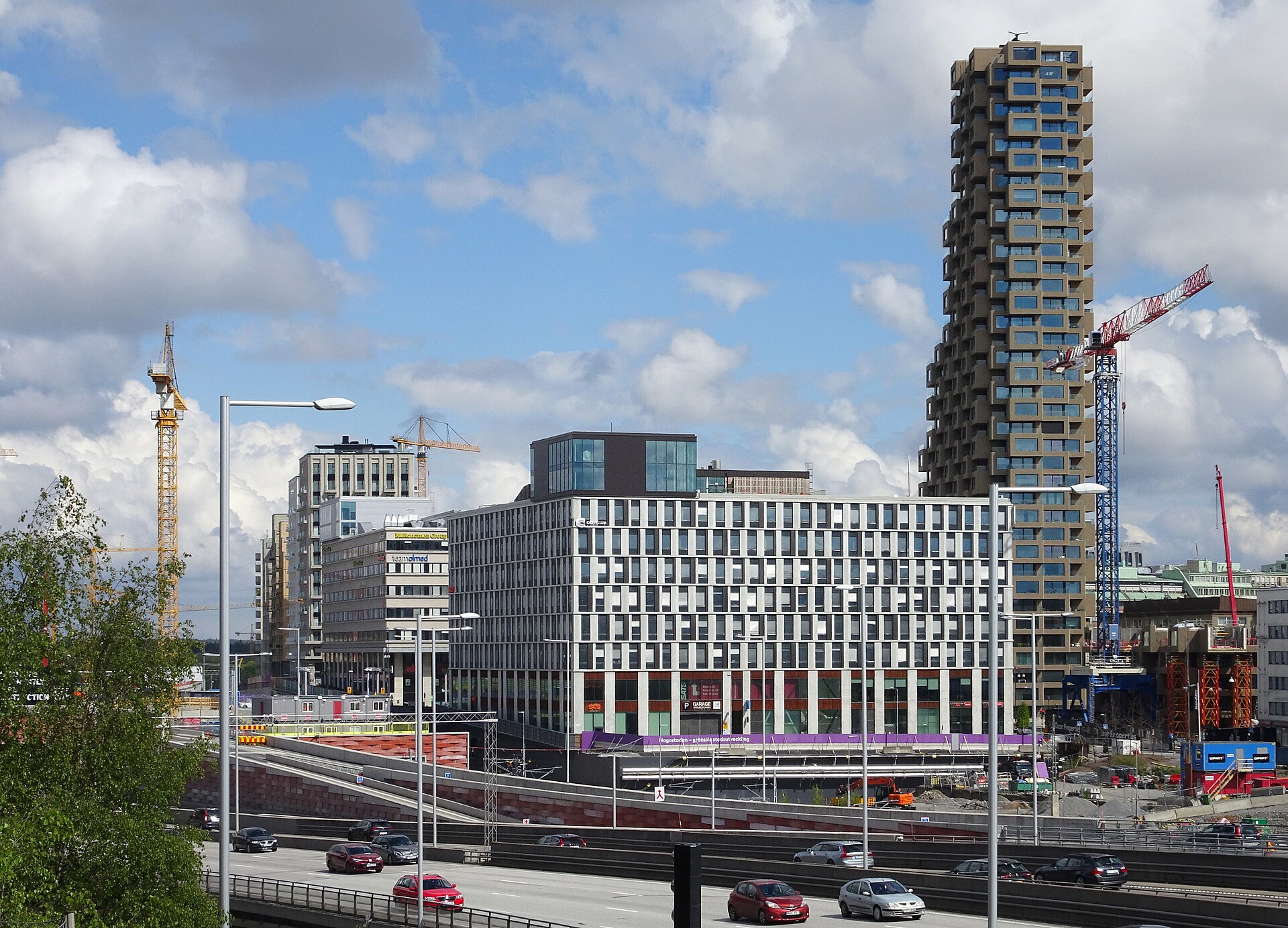 Nybyggen och byggkranar i Hagastaden i Stockholm, med bostadshöghuset i Norra tornen till höger