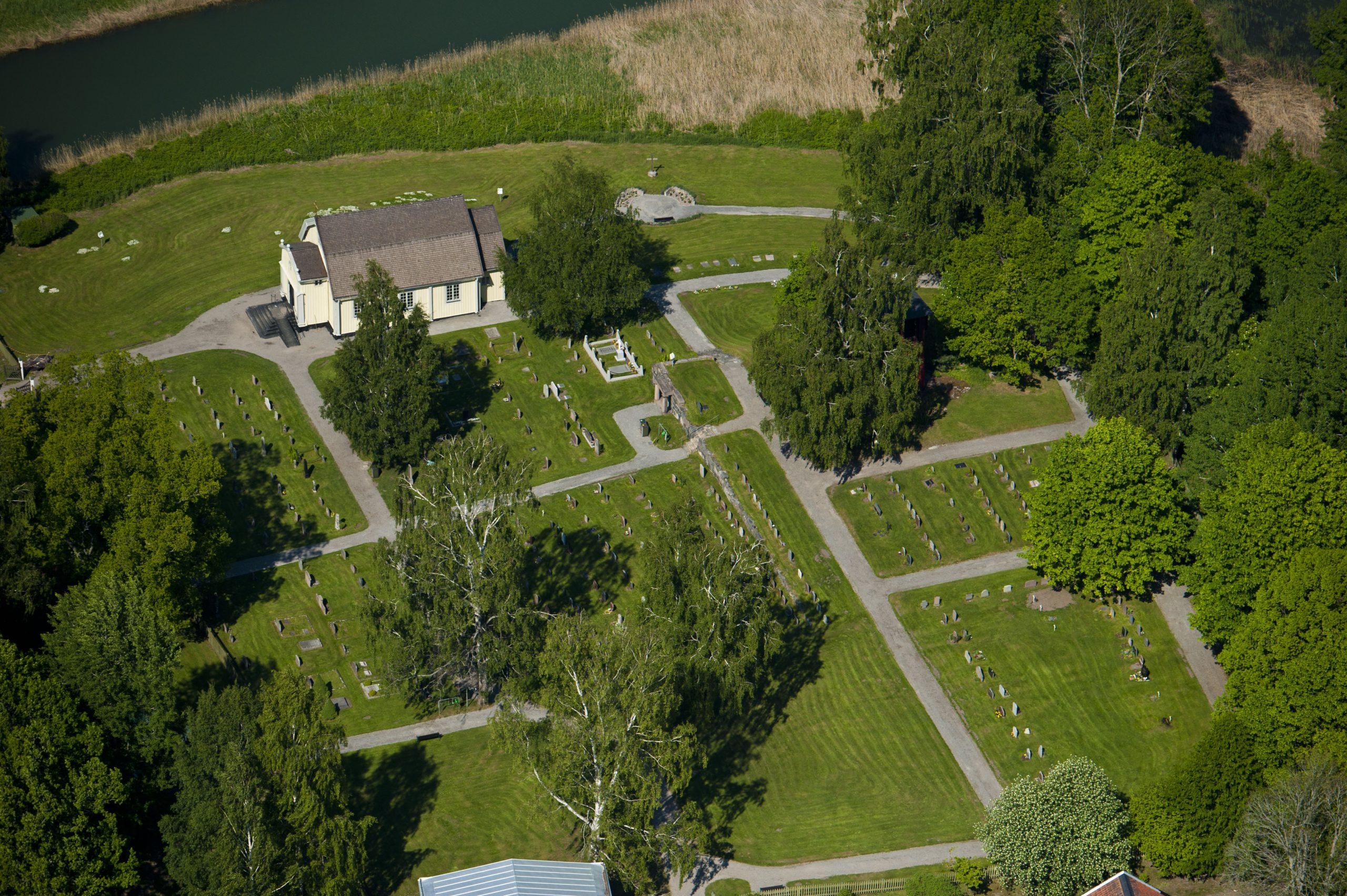 Ingarö kyrka sedd från luften