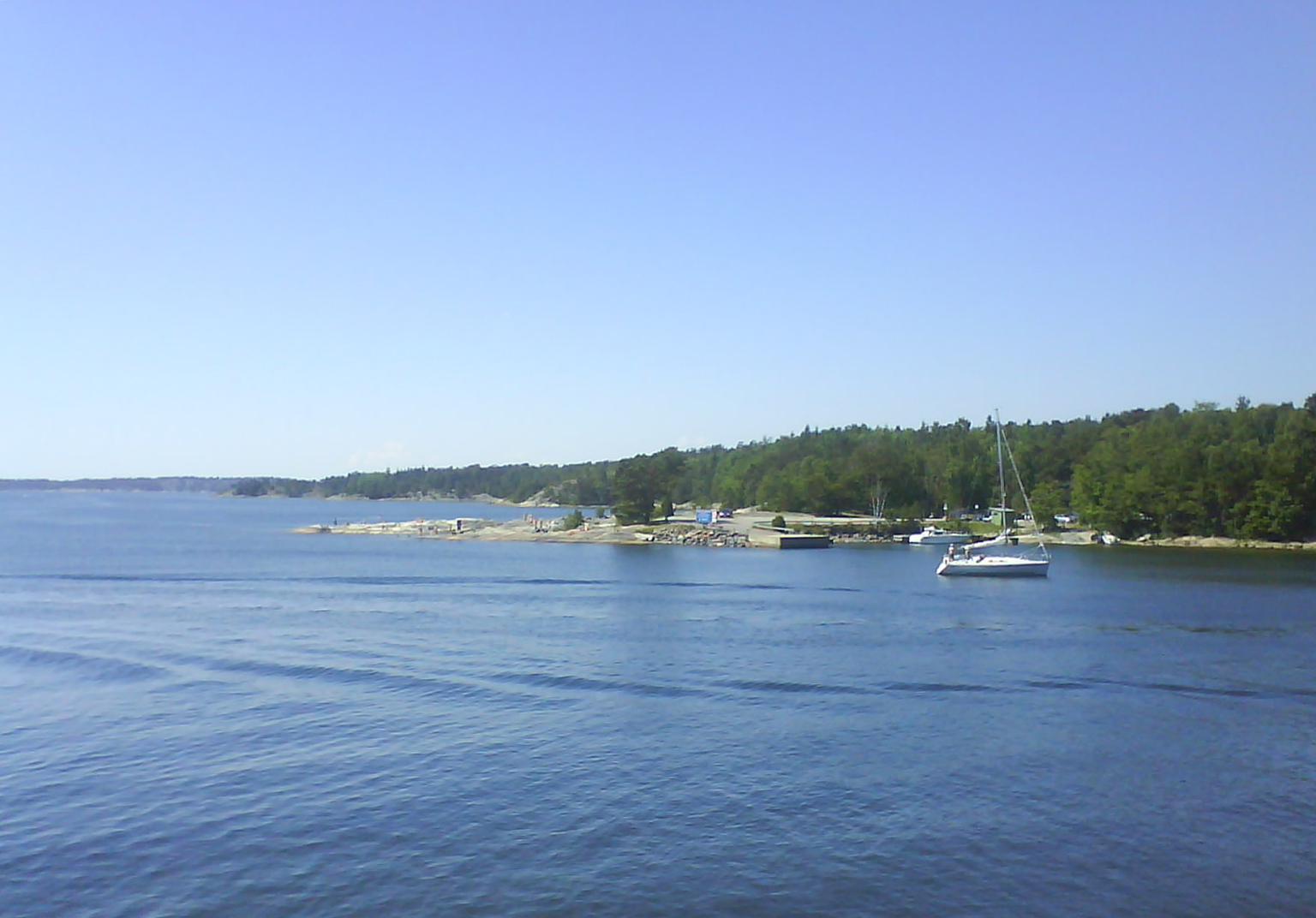 Björkvik på Ingarö med segelbåt och strand
