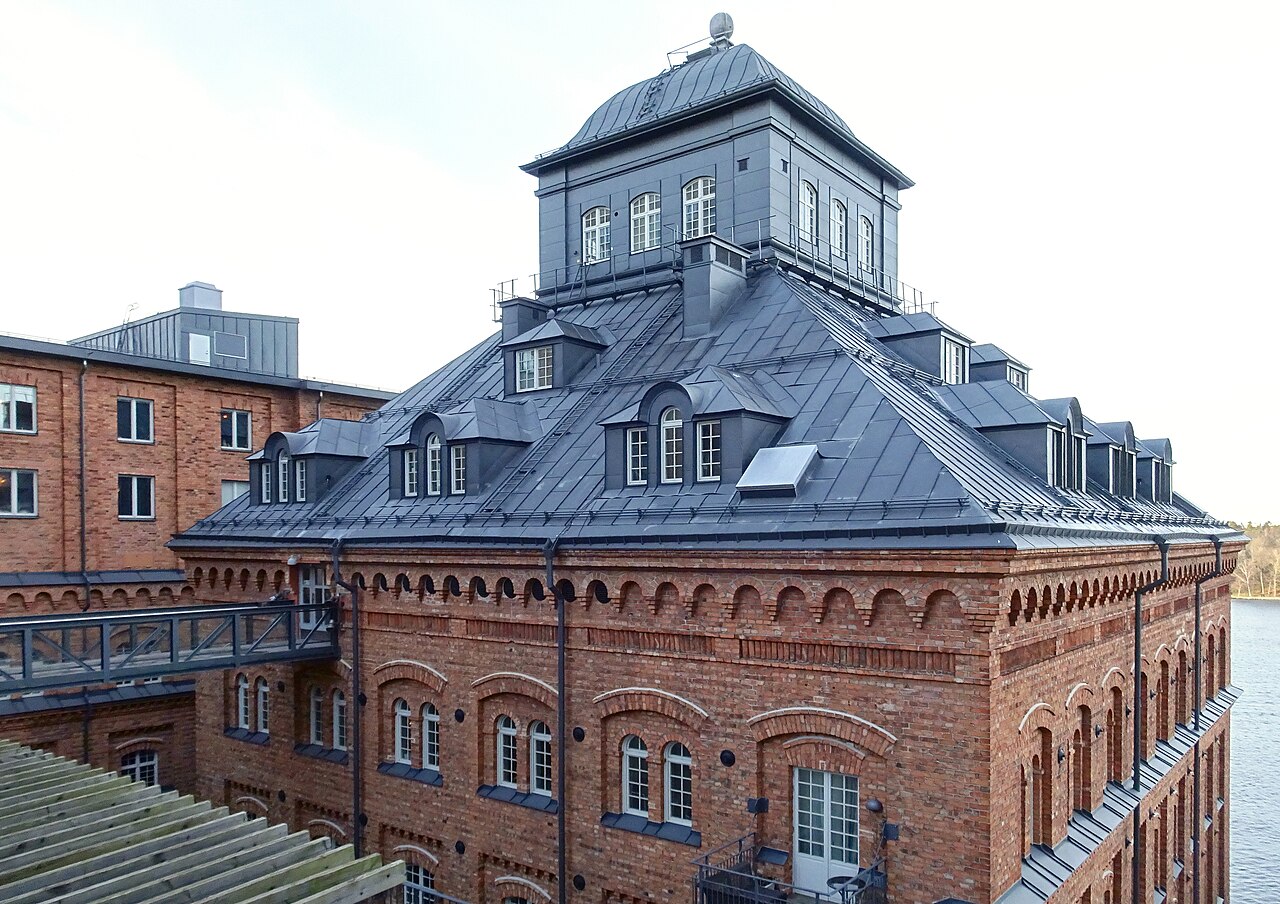 Den ombyggda Silo III på Kvarnholmen med takvåningar och fönster i tegelfasaden